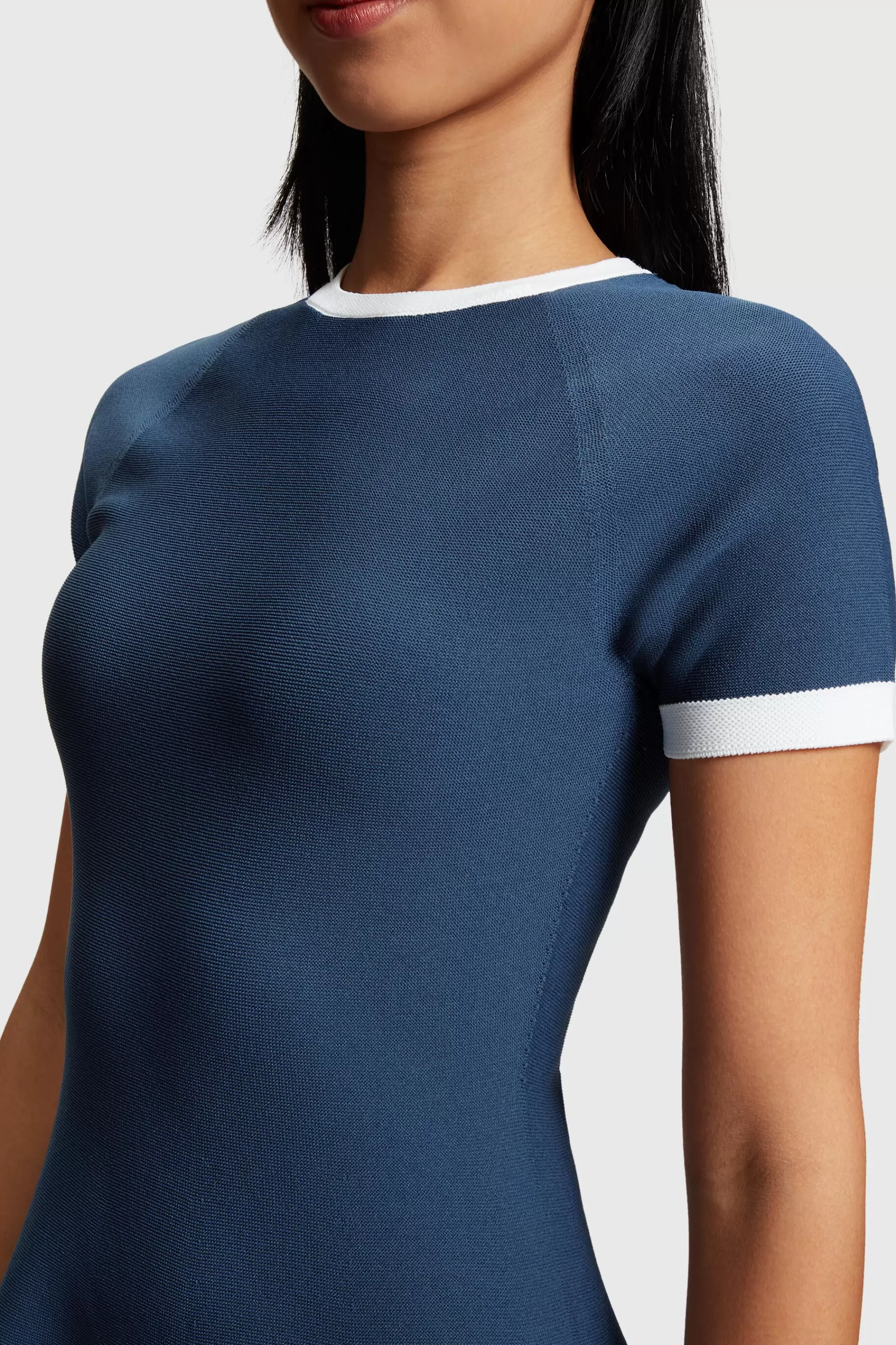 Nahtlos verarbeitetes Strickkleid mit Rundhalsausschnitt-ESPRIT Hot