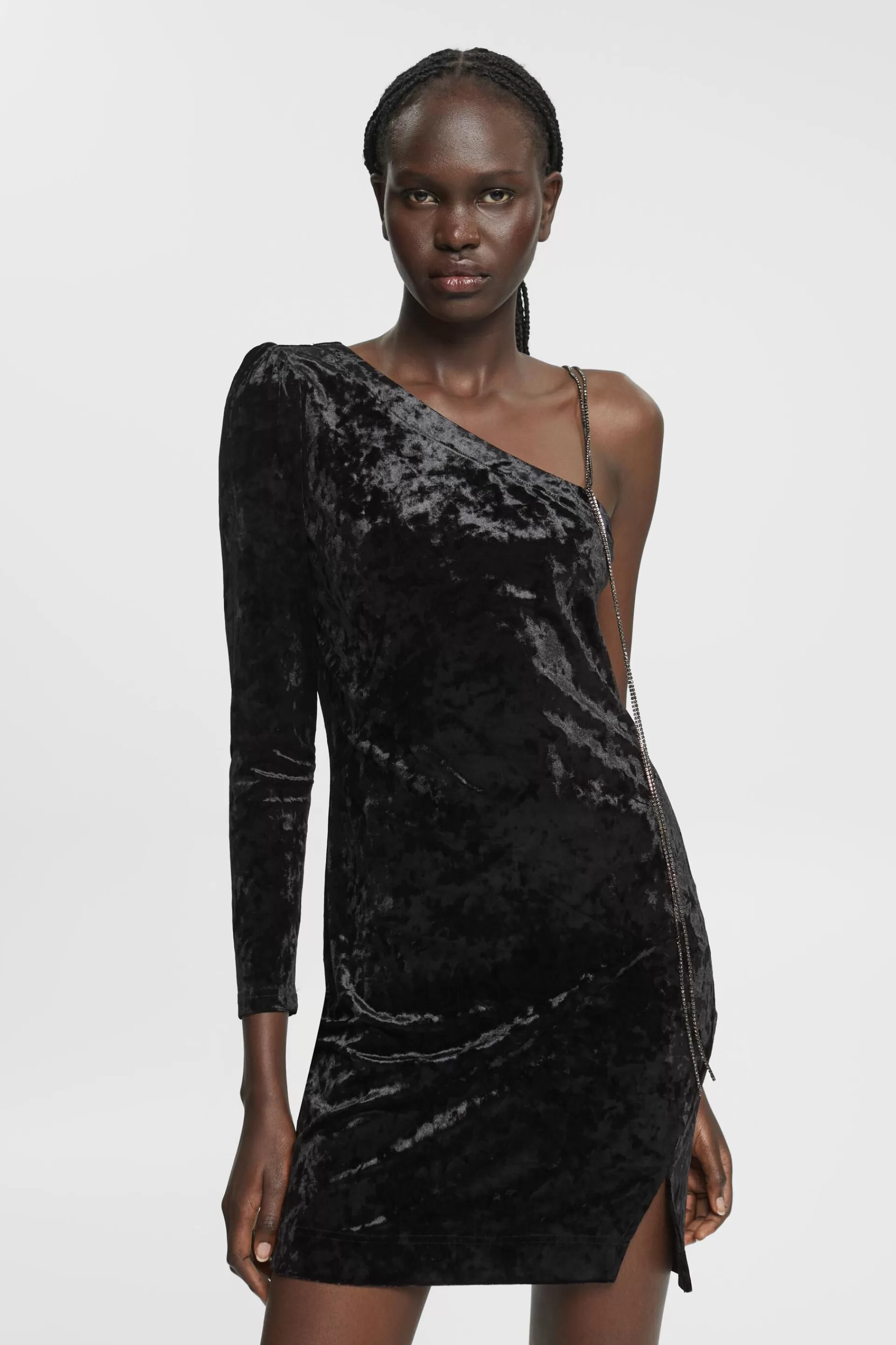 Samtkleid im One-Shoulder-Design mit Kettenträger-ESPRIT Online