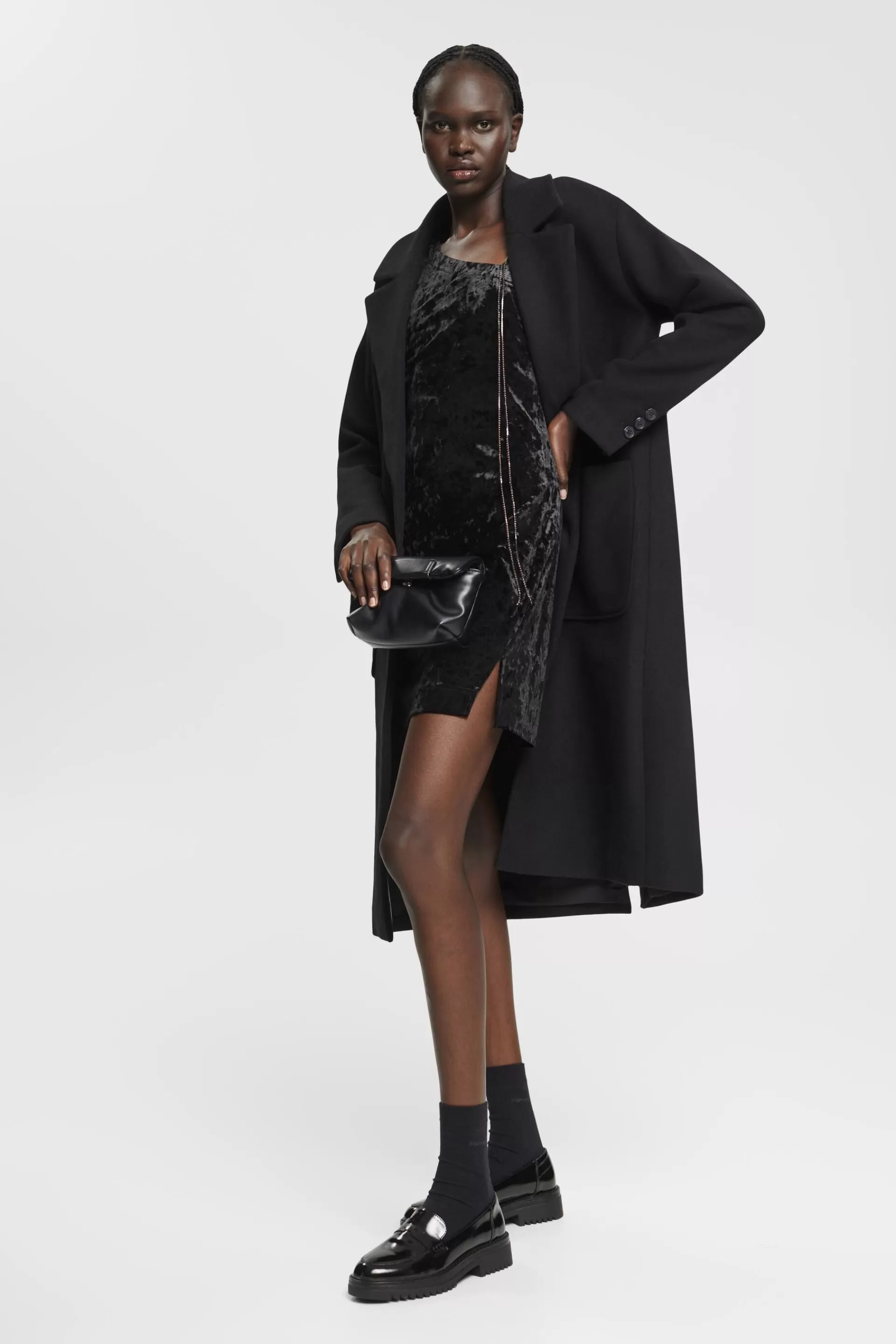 Samtkleid im One-Shoulder-Design mit Kettenträger-ESPRIT Online